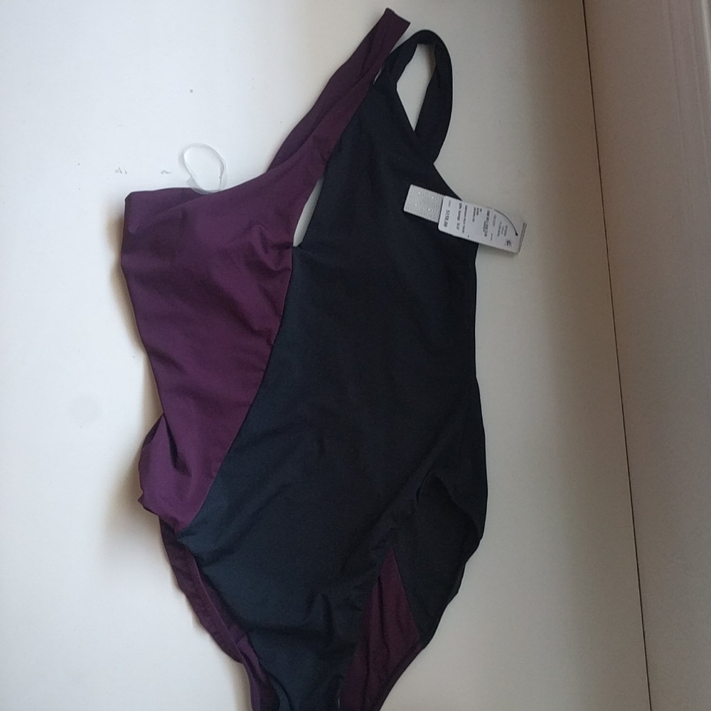 Cross body one shoulder swimsuit